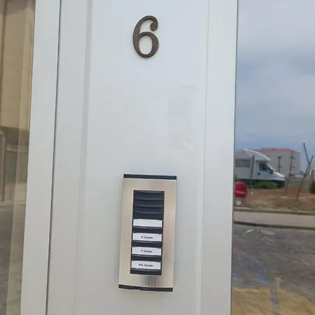 Cachinnans & Hostel *